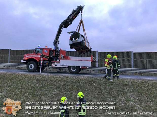 20171216 Verkehrsunfall auf der A2 bei der Abfahrt Bad Vöslau RFb Süden Foto: © SB Georg Mrvka FF Baden-Leesdorf 20171216 Verkehrsunfall auf der A2 bei der Abfahrt Bad Vöslau RFb Süden Foto: © SB Georg Mrvka FF Baden-Leesdorf