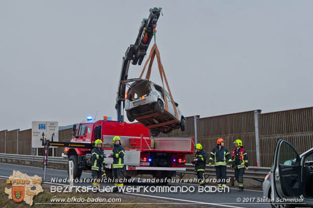 20171216 Verkehrsunfall auf der A2 bei der Abfahrt Bad Vöslau RFb Süden Foto: © Stefan Schneider BFK BADEN 20171216 Verkehrsunfall auf der A2 bei der Abfahrt Bad Vöslau RFb Süden Foto: © Stefan Schneider BFK BADEN