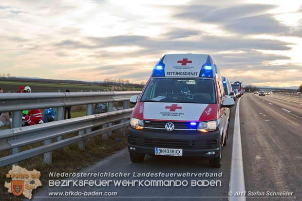 20171224 Verkehrsunfall auf der A2 Suedautobahn zwischen Traiskirchen und dem Knoten Guntramsdorf  Foto: © Stefan Schneider