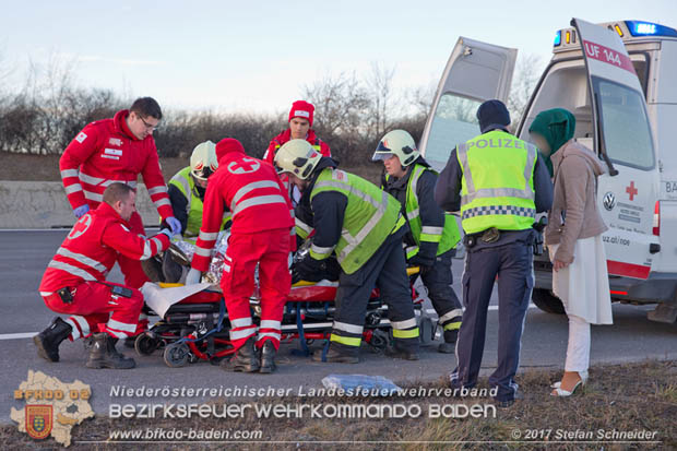 20171224 Verkehrsunfall auf der A2 Suedautobahn zwischen Traiskirchen und dem Knoten Guntramsdorf  Foto: © Stefan Schneider
