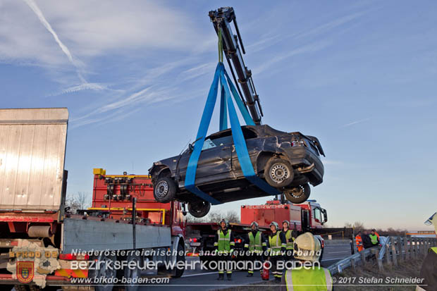 20171224 Verkehrsunfall auf der A2 Suedautobahn zwischen Traiskirchen und dem Knoten Guntramsdorf  Foto: © Stefan Schneider