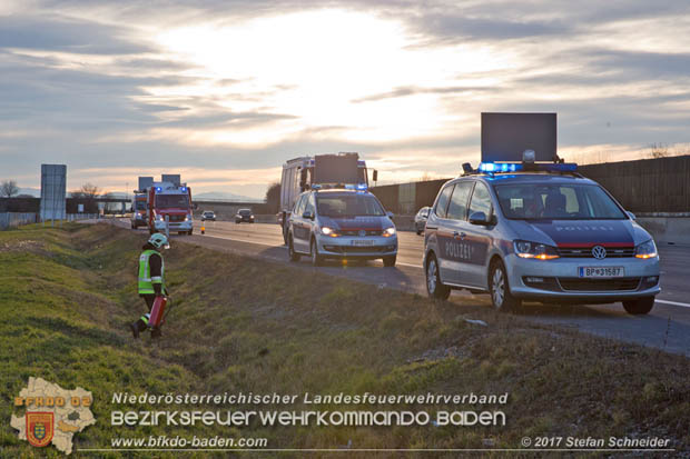 20171224 Verkehrsunfall auf der A2 Suedautobahn zwischen Traiskirchen und dem Knoten Guntramsdorf  Foto: © Stefan Schneider