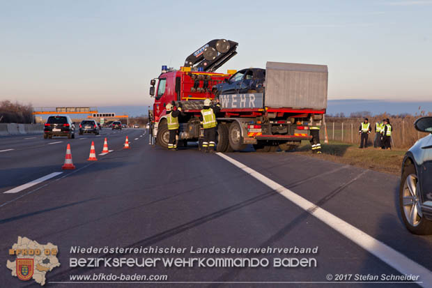 20171224 Verkehrsunfall auf der A2 Suedautobahn zwischen Traiskirchen und dem Knoten Guntramsdorf  Foto: © Stefan Schneider