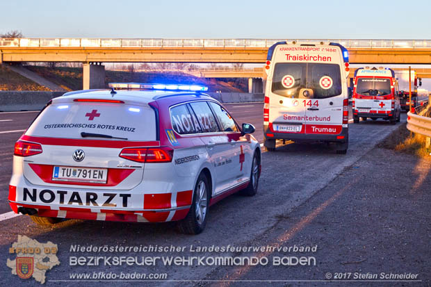 20171225 Verkehrsunfall auf der A2 bei Traiskirchen  Foto: © Stefan Schneider