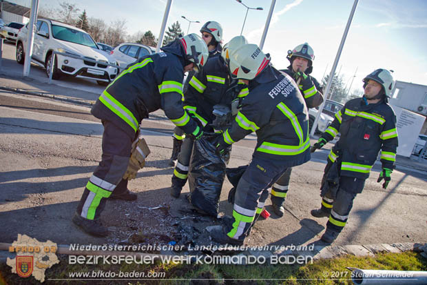 20171225 Verkehrsunfall am Christtag im Ortsgebiet von Sooß  Foto: © Stefan Schneider