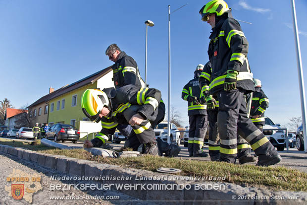 20171225 Verkehrsunfall am Christtag im Ortsgebiet von Sooß  Foto: © Stefan Schneider