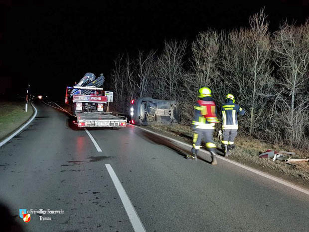 20171223 Fahrzeugbergung nach Verkehrsunfall auf der Landesstraße 156 bei Trumau  Foto: © Dominik Artner FF Trumau