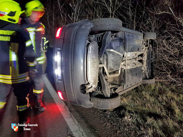20171223 Fahrzeugbergung nach Verkehrsunfall auf der Landesstraße 156 bei Trumau  Foto: © Dominik Artner FF Trumau