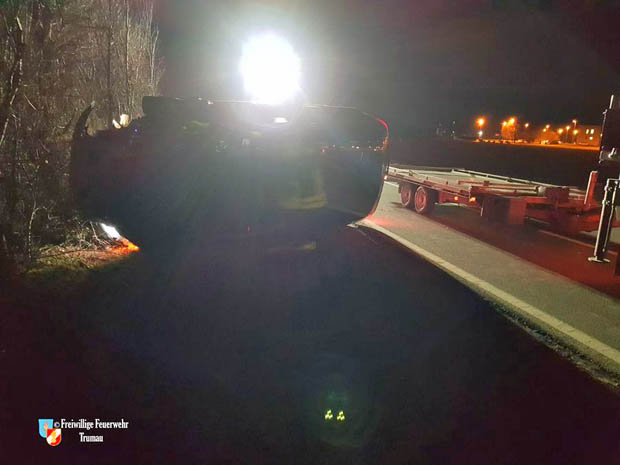 20171223 Fahrzeugbergung nach Verkehrsunfall auf der Landesstraße 156 bei Trumau  Foto: © Dominik Artner FF Trumau