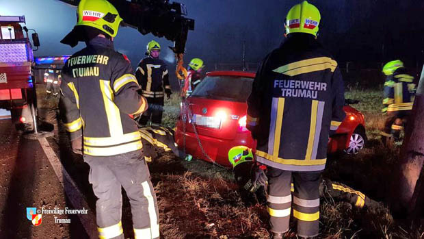 20171226 Fahrzeugbergung nach Verkehrsunfall auf der Landesstraße 156 bei Trumau  Foto: © Dominik Artner FF Trumau
