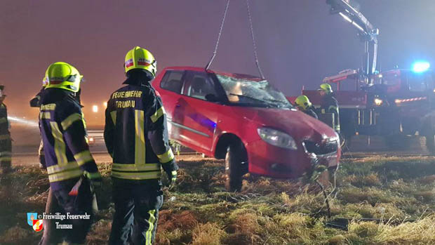20171226 Fahrzeugbergung nach Verkehrsunfall auf der Landesstraße 156 bei Trumau  Foto: © Dominik Artner FF Trumau
