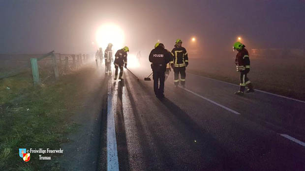 20171226 Fahrzeugbergung nach Verkehrsunfall auf der Landesstraße 156 bei Trumau  Foto: © Dominik Artner FF Trumau