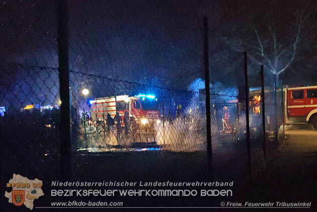 20171231 Brand einer Hecke in Tribuswinkel beim Tennisplatz - durch abgeschossenen Feuerwerkskörper  Foto: © Stefan Mitheis FF Tribuswinkel