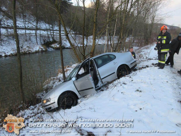 20180117 Fahrzeug rutscht auf Glatteis über Uferböschung Foto: © Markus Hackl FF Pottenstein