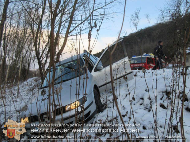 20180117 Fahrzeug rutscht auf Glatteis über Uferböschung Foto: © Markus Hackl FF Pottenstein