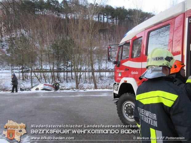 20180117 Fahrzeug rutscht auf Glatteis über Uferböschung Foto: © Markus Hackl FF Pottenstein