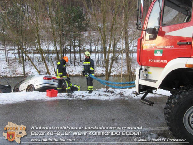 20180117 Fahrzeug rutscht auf Glatteis über Uferböschung Foto: © Markus Hackl FF Pottenstein