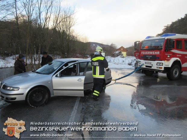 20180117 Fahrzeug rutscht auf Glatteis über Uferböschung Foto: © Markus Hackl FF Pottenstein