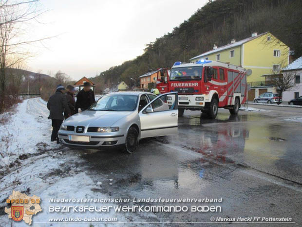 20180117 Fahrzeug rutscht auf Glatteis über Uferböschung Foto: © Markus Hackl FF Pottenstein