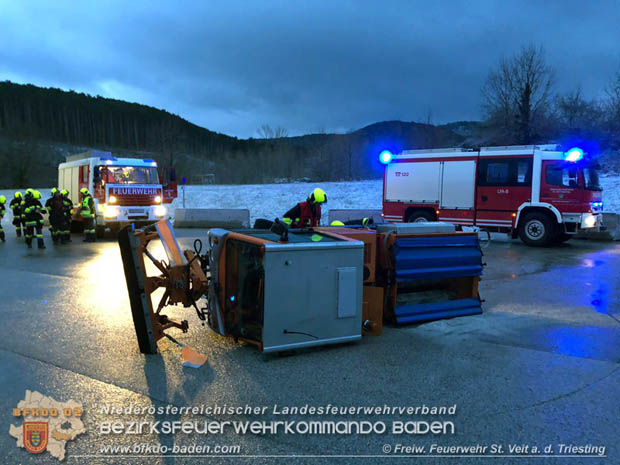 20180121 Bergung eines umgestürzten Räumfahrzeuges  Foto: FF St.Veit / Armin Rumpler u. Christoph Bartl