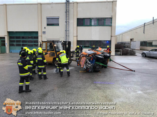 20180121 Bergung eines umgestürzten Räumfahrzeuges  Foto: FF St.Veit / Armin Rumpler u. Christoph Bartl