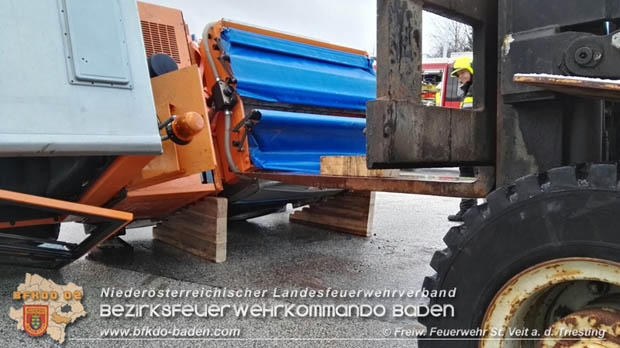 20180121 Bergung eines umgestürzten Räumfahrzeuges  Foto: FF St.Veit / Armin Rumpler u. Christoph Bartl