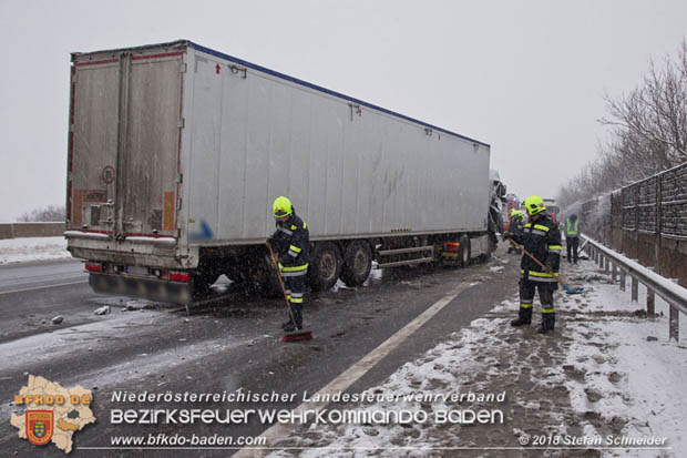 20180207 Auffahrunfall auf der A2 zwischen Leobersdorf - Woellersdorf RFb Sued  Foto: © Stefan Schneider