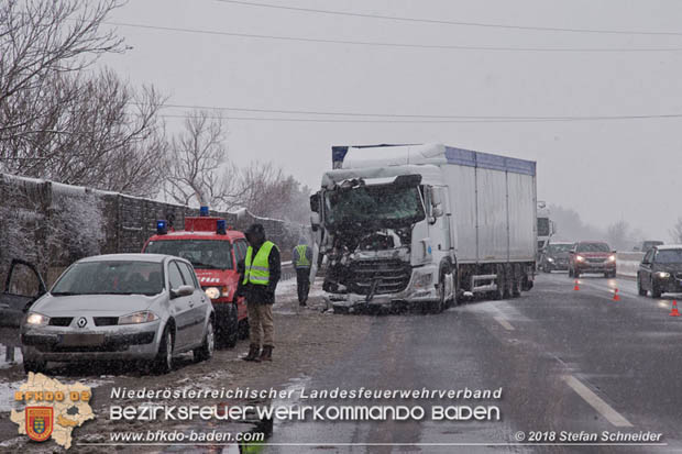 20180207 Auffahrunfall auf der A2 zwischen Leobersdorf - Woellersdorf RFb Sued  Foto: © Stefan Schneider