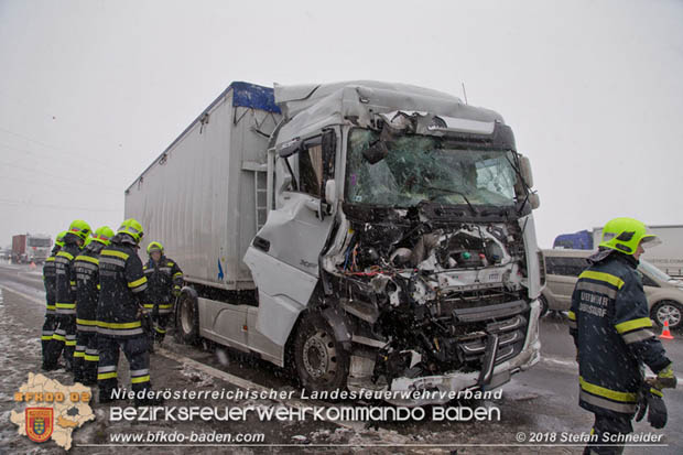 20180207 Auffahrunfall auf der A2 zwischen Leobersdorf - Woellersdorf RFb Sued  Foto: © Stefan Schneider