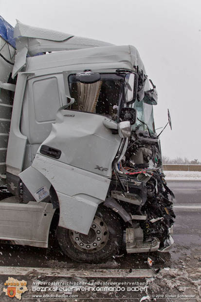 20180207 Auffahrunfall auf der A2 zwischen Leobersdorf - Woellersdorf RFb Sued  Foto: © Stefan Schneider