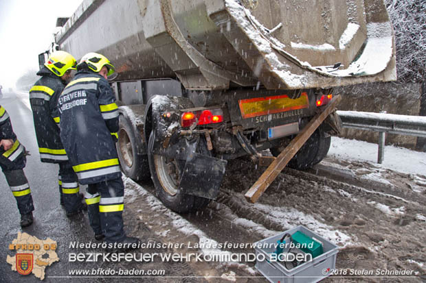 20180207 Auffahrunfall auf der A2 zwischen Leobersdorf - Woellersdorf RFb Sued  Foto: © Stefan Schneider