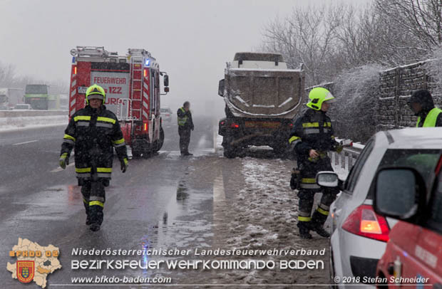 20180207 Auffahrunfall auf der A2 zwischen Leobersdorf - Woellersdorf RFb Sued  Foto: © Stefan Schneider