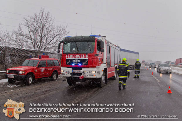20180207 Auffahrunfall auf der A2 zwischen Leobersdorf - Woellersdorf RFb Sued  Foto: © Stefan Schneider