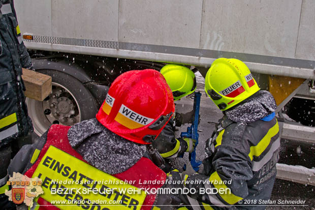 20180207 Auffahrunfall auf der A2 zwischen Leobersdorf - Woellersdorf RFb Sued  Foto: © Stefan Schneider