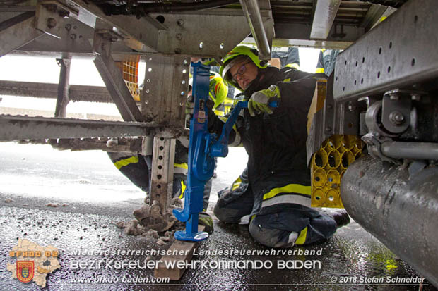20180207 Auffahrunfall auf der A2 zwischen Leobersdorf - Woellersdorf RFb Sued  Foto: © Stefan Schneider