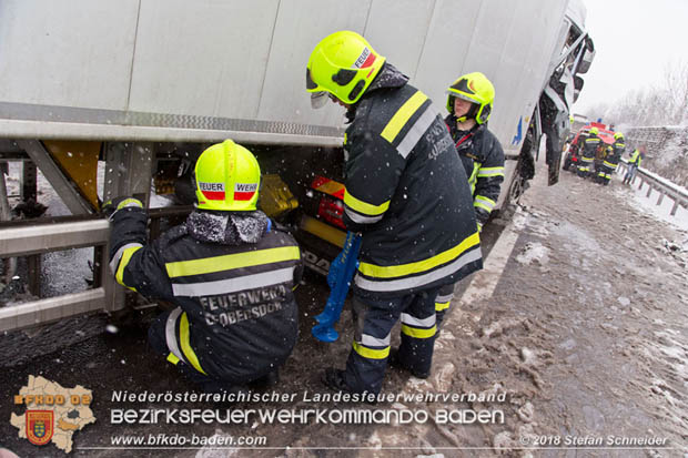20180207 Auffahrunfall auf der A2 zwischen Leobersdorf - Woellersdorf RFb Sued  Foto: © Stefan Schneider
