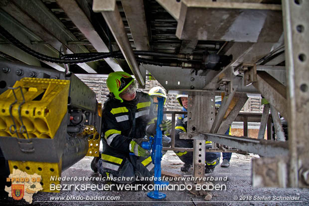 20180207 Auffahrunfall auf der A2 zwischen Leobersdorf - Woellersdorf RFb Sued  Foto: © Stefan Schneider