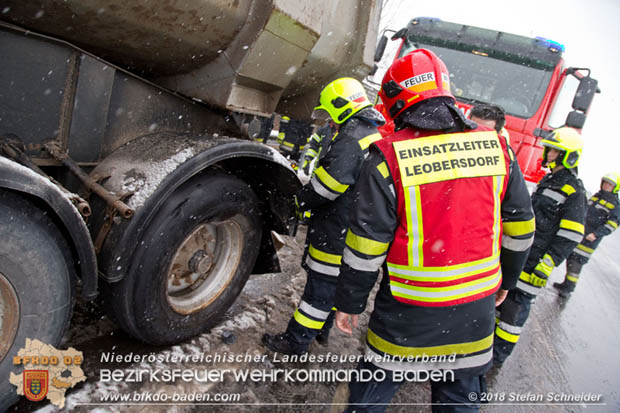 20180207 Auffahrunfall auf der A2 zwischen Leobersdorf - Woellersdorf RFb Sued  Foto: © Stefan Schneider