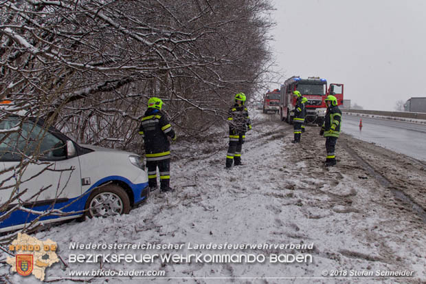20180207 Fahrzeugbergung auf der A2 zwischen Leobersdorf - Woellersdorf RFb Sued  Foto: © Stefan Schneider