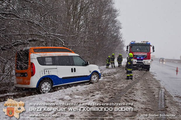 20180207 Fahrzeugbergung auf der A2 zwischen Leobersdorf - Woellersdorf RFb Sued  Foto: © Stefan Schneider