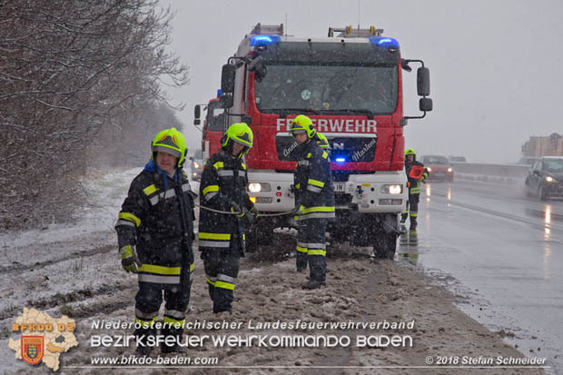 20180207 Fahrzeugbergung auf der A2 zwischen Leobersdorf - Woellersdorf RFb Sued  Foto: © Stefan Schneider