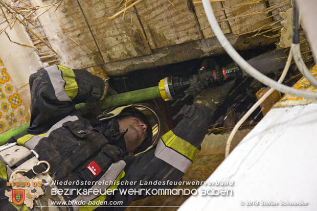 20180208 Dachstuhlbrand in Traiskirchen Ortsteil Wienersdorf Foto: © Stefan Schneider BFK BADEN 20180208 Dachstuhlbrand in Traiskirchen Ortsteil Wienersdorf Foto: © Stefan Schneider BFK BADEN