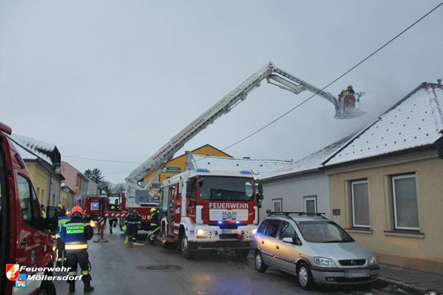 20180208 Dachstuhlbrand in Traiskirchen Ortsteil Wienersdorf Foto: © Hans Dietl FF Möllersdorf 20180208 Dachstuhlbrand in Traiskirchen Ortsteil Wienersdorf Foto: © Hans Dietl FF Möllersdorf