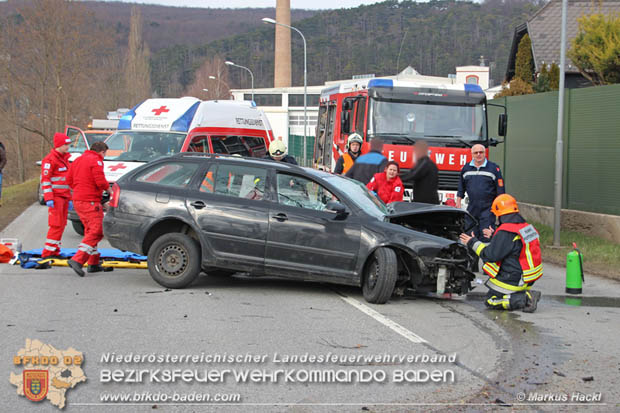20180213 Schwerer Unfall - Pkw prallt auf der LB18 bei Pottenstein gegen Baum Foto: © ASB ÖA Markus Hackl FF Pottenstein 20180213 Schwerer Unfall - Pkw prallt auf der LB18 bei Pottenstein gegen Baum Foto: © ASB ÖA Markus Hackl FF Pottenstein