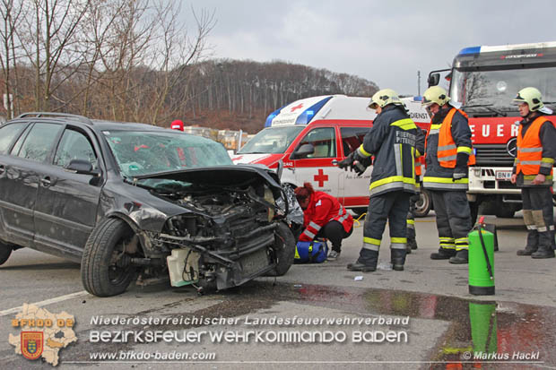 20180213 Schwerer Unfall - Pkw prallt auf der LB18 bei Pottenstein gegen Baum Foto: © ASB ÖA Markus Hackl FF Pottenstein 20180213 Schwerer Unfall - Pkw prallt auf der LB18 bei Pottenstein gegen Baum Foto: © ASB ÖA Markus Hackl FF Pottenstein