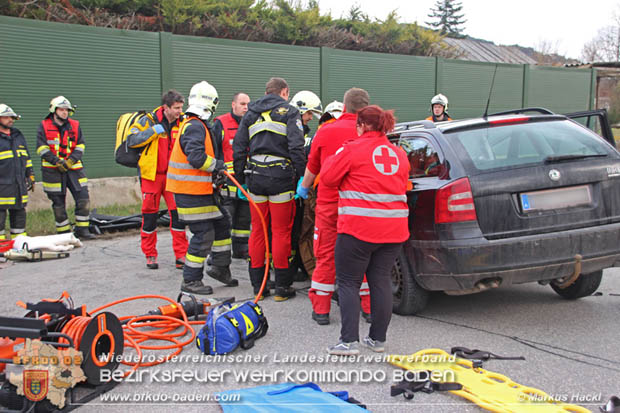 20180213 Schwerer Unfall - Pkw prallt auf der LB18 bei Pottenstein gegen Baum Foto: © ASB ÖA Markus Hackl FF Pottenstein 20180213 Schwerer Unfall - Pkw prallt auf der LB18 bei Pottenstein gegen Baum Foto: © ASB ÖA Markus Hackl FF Pottenstein