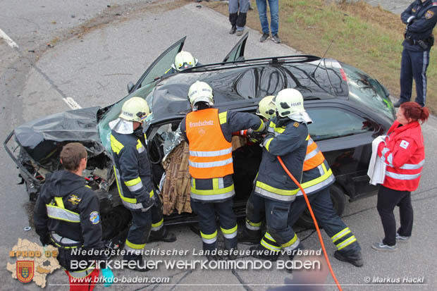 20180213 Schwerer Unfall - Pkw prallt auf der LB18 bei Pottenstein gegen Baum Foto: © ASB ÖA Markus Hackl FF Pottenstein 20180213 Schwerer Unfall - Pkw prallt auf der LB18 bei Pottenstein gegen Baum Foto: © ASB ÖA Markus Hackl FF Pottenstein