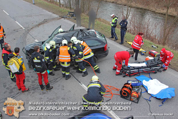 20180213 Schwerer Unfall - Pkw prallt auf der LB18 bei Pottenstein gegen Baum Foto: © ASB ÖA Markus Hackl FF Pottenstein 20180213 Schwerer Unfall - Pkw prallt auf der LB18 bei Pottenstein gegen Baum Foto: © ASB ÖA Markus Hackl FF Pottenstein