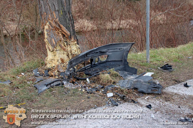 20180213 Schwerer Unfall - Pkw prallt auf der LB18 bei Pottenstein gegen Baum Foto: © ASB ÖA Markus Hackl FF Pottenstein 20180213 Schwerer Unfall - Pkw prallt auf der LB18 bei Pottenstein gegen Baum Foto: © ASB ÖA Markus Hackl FF Pottenstein