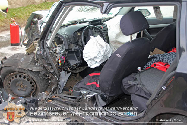 20180213 Schwerer Unfall - Pkw prallt auf der LB18 bei Pottenstein gegen Baum Foto: © ASB ÖA Markus Hackl FF Pottenstein 20180213 Schwerer Unfall - Pkw prallt auf der LB18 bei Pottenstein gegen Baum Foto: © ASB ÖA Markus Hackl FF Pottenstein